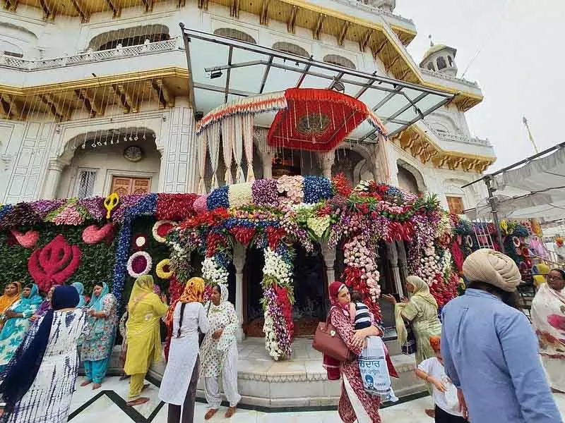 Amritsar: प्रकाश पर्व के लिए स्वर्ण मंदिर को सजाया गया Amritsar: प्रकाश पर्व के लिए स्वर्ण मंदिर को सजाया गया