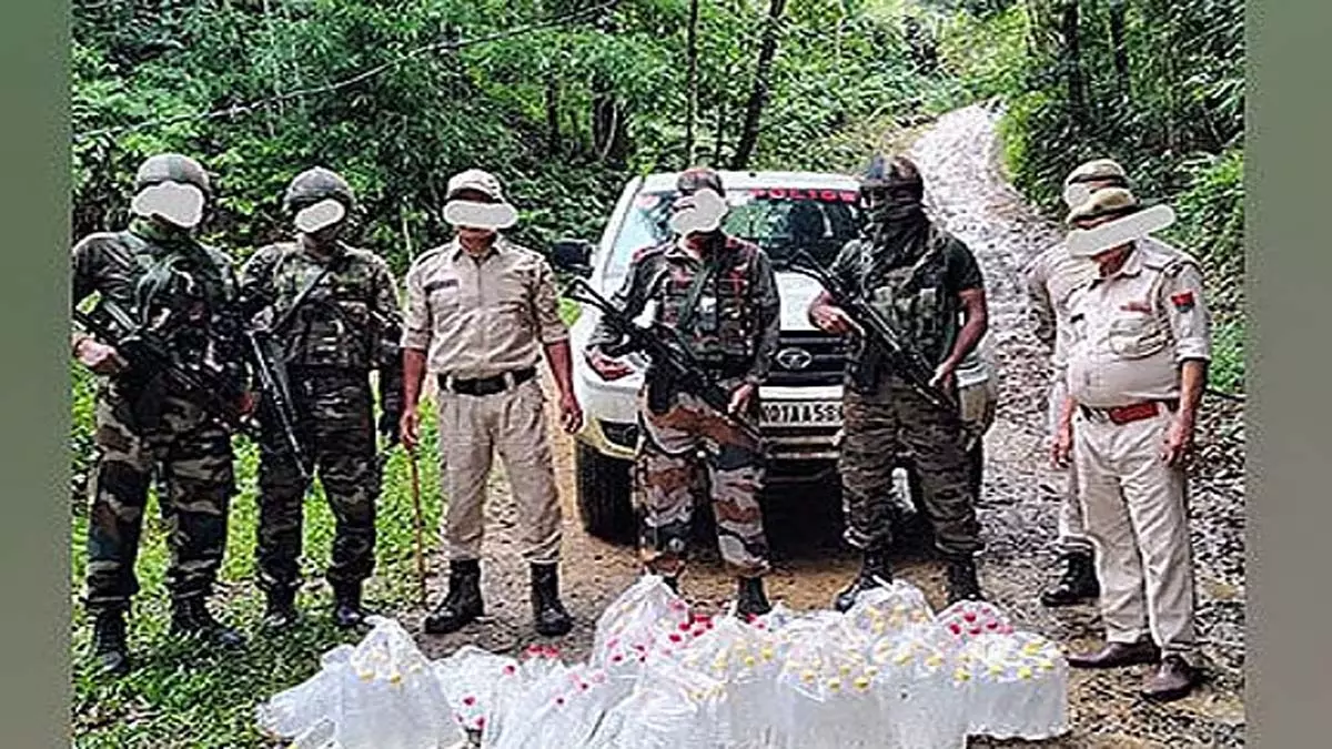 Assam राइफल्स ने मणिपुर में अवैध शराब बरामद की Assam राइफल्स ने मणिपुर में अवैध शराब बरामद की