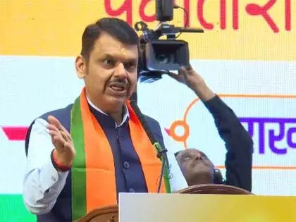 Fadnavis ने विपक्ष पर निशाना साधते हुए कहा, उनके सिर चुरा लिए गए हैं! Fadnavis ने विपक्ष पर निशाना साधते हुए कहा, उनके सिर चुरा लिए गए हैं!