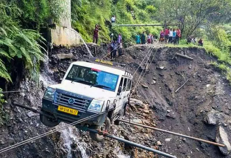 Himachal में मूसलाधार बारिश के कारण 402 सड़कें बंद, बिजली-पानी बाधित Himachal में मूसलाधार बारिश के कारण 402 सड़कें बंद, बिजली-पानी बाधित