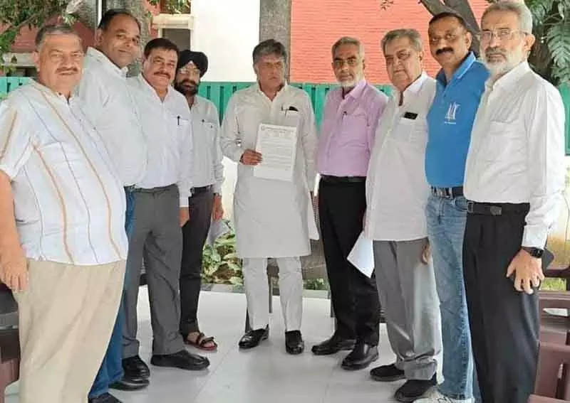 व्यापारियों ने MP के समक्ष लंबे समय से लंबित मुद्दे उठाए व्यापारियों ने MP के समक्ष लंबे समय से लंबित मुद्दे उठाए