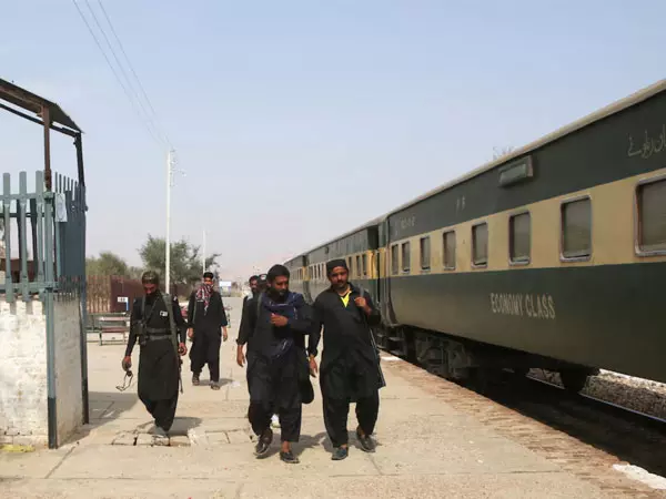 Pakistan: ट्रेन चालकों ने दोषपूर्ण वैगनों को लेकर देशव्यापी हड़ताल की धमकी दी Pakistan: ट्रेन चालकों ने दोषपूर्ण वैगनों को लेकर देशव्यापी हड़ताल की धमकी दी