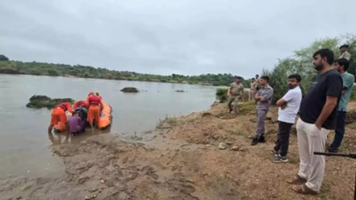Gujarat : भारी बारिश के बीच साबरमती नदी उफान पर; 25 मज़दूरों को बचाया गया Gujarat : भारी बारिश के बीच साबरमती नदी उफान पर; 25 मज़दूरों को बचाया गया