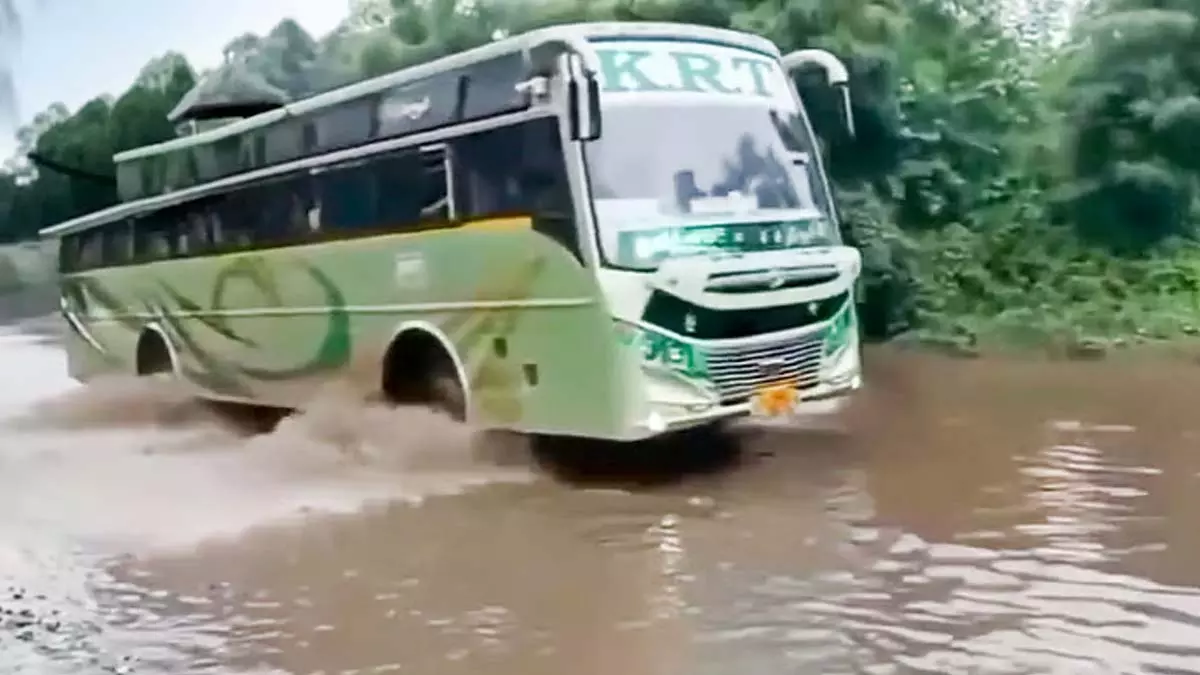 Tiruchy-करूर राष्ट्रीय राजमार्ग पर जलभराव से वाहन चालकों को खतरा Tiruchy-करूर राष्ट्रीय राजमार्ग पर जलभराव से वाहन चालकों को खतरा
