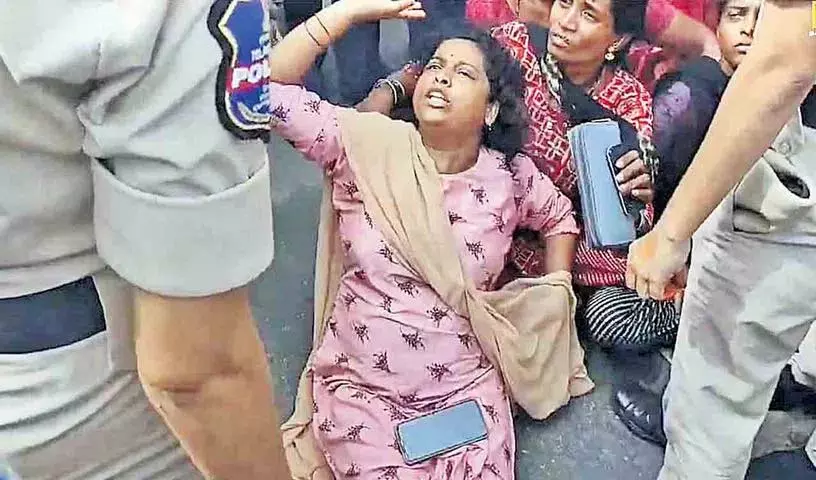 हमें न्याय चाहिए..हमें आरोपियों का एनकाउंटर करना होगा..! हमें न्याय चाहिए..हमें आरोपियों का एनकाउंटर करना होगा..!