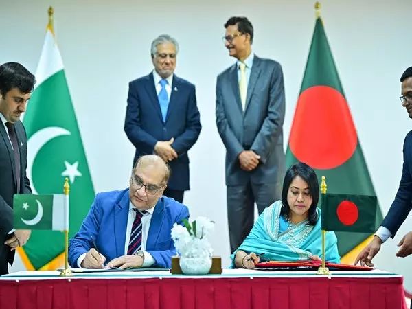 Pakistan और बांग्लादेश ने व्यापार, कूटनीति और सांस्कृतिक संबंधों को बढ़ावा देने के लिए छह समझौतों पर हस्ताक्षर किए Pakistan और बांग्लादेश ने व्यापार, कूटनीति और सांस्कृतिक संबंधों को बढ़ावा देने के लिए छह समझौतों पर हस्ताक्षर किए