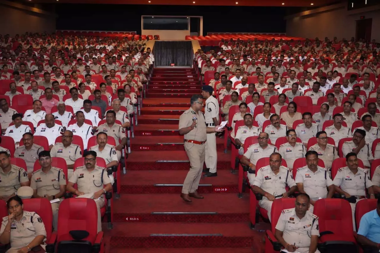 IG अमरेश मिश्रा का मार्गदर्शन सत्र संपन्न, 2316 पुलिस अधिकारी-कर्मचारी हुए शामिल IG अमरेश मिश्रा का मार्गदर्शन सत्र संपन्न, 2316 पुलिस अधिकारी-कर्मचारी हुए शामिल