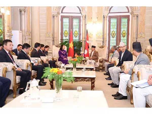 वियतनाम के दौरे पर आए उपराष्ट्रपति ने नेपाल के PM ओली से आपसी संबंधों को और गहरा करने पर बातचीत की वियतनाम के दौरे पर आए उपराष्ट्रपति ने नेपाल के PM ओली से आपसी संबंधों को और गहरा करने पर बातचीत की
