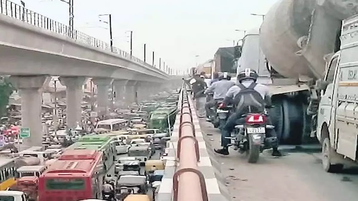 यातायात सुगमता के लिए धर्मपुरी-सलेम मार्ग पर पुल का निर्माण यातायात सुगमता के लिए धर्मपुरी-सलेम मार्ग पर पुल का निर्माण