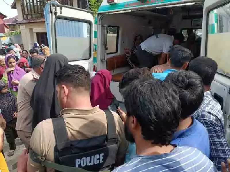 Handwara: धार्मिक सभा में मकान गिरा, दो दर्जन महिलाएं घायल Handwara: धार्मिक सभा में मकान गिरा, दो दर्जन महिलाएं घायल
