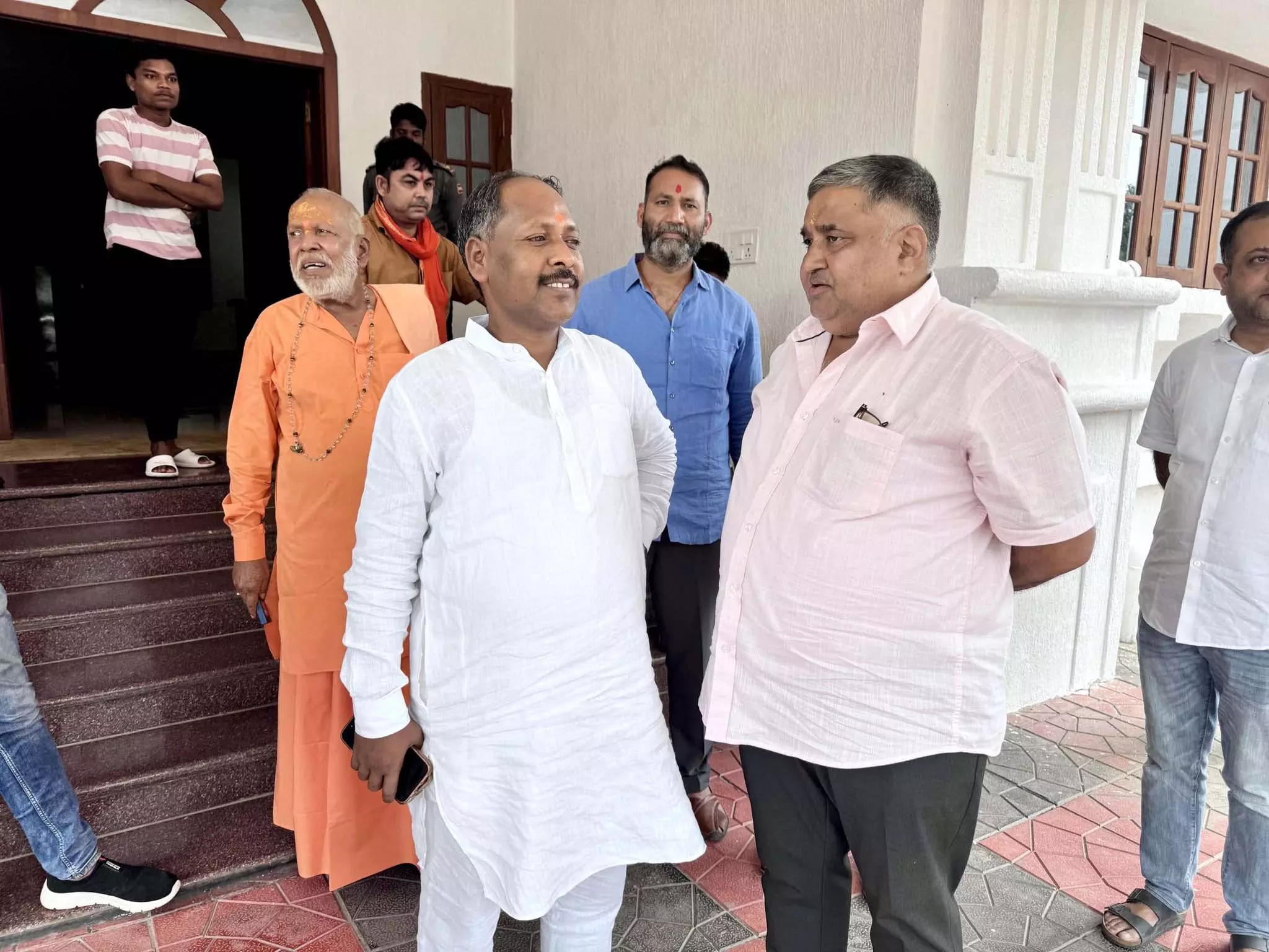 कैबिनेट मंत्री राजेश अग्रवाल ने भाजपा संगठन महामंत्री पवन साय से की मुलाकात कैबिनेट मंत्री राजेश अग्रवाल ने भाजपा संगठन महामंत्री पवन साय से की मुलाकात
