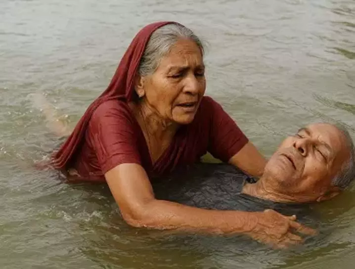 72 वर्षीय श्रीदेवी का साहस और प्रेम बना मिसाल, पति को बचाने के लिए नहर में कूदी 72 वर्षीय श्रीदेवी का साहस और प्रेम बना मिसाल, पति को बचाने के लिए नहर में कूदी