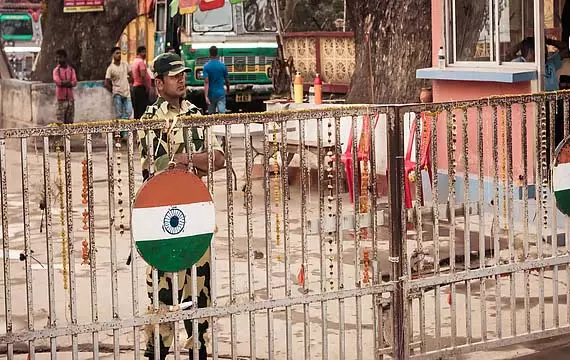 पूर्व बांग्लादेशी पुलिसकर्मी को BSF ने भारत में घुसपैठ करते पकड़ा पूर्व बांग्लादेशी पुलिसकर्मी को BSF ने भारत में घुसपैठ करते पकड़ा