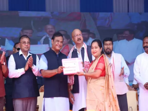 असम के CM ने MMMUA के तहत स्वयं सहायता समूहों के 18,370 सदस्यों को 10,000 रुपये के चेक वितरित किए असम के CM ने MMMUA के तहत स्वयं सहायता समूहों के 18,370 सदस्यों को 10,000 रुपये के चेक वितरित किए