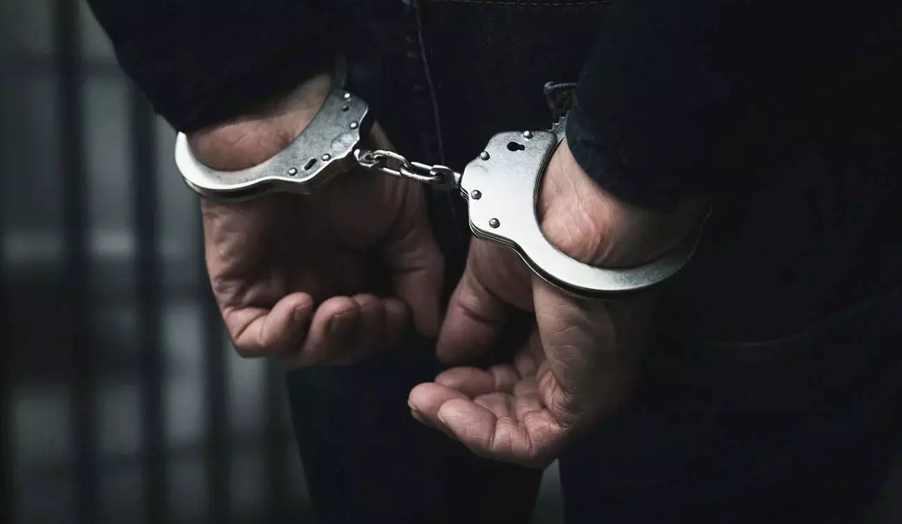 ड्यूटी के दौरान कांस्टेबल की मौत, मामलें में हिस्ट्रीशीटर समेत दो गिरफ्तार ड्यूटी के दौरान कांस्टेबल की मौत, मामलें में हिस्ट्रीशीटर समेत दो गिरफ्तार