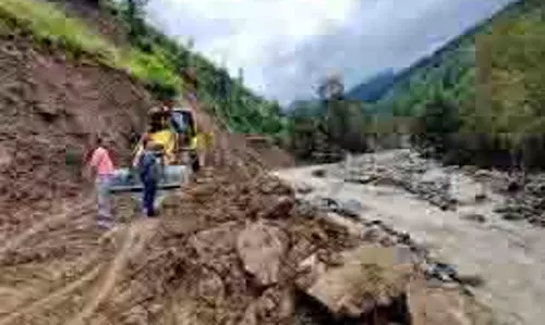 Himachal: भारी बारिश से रास्ते पर आया मलबा, मणिमहेश यात्रा पर रोक Himachal: भारी बारिश से रास्ते पर आया मलबा, मणिमहेश यात्रा पर रोक