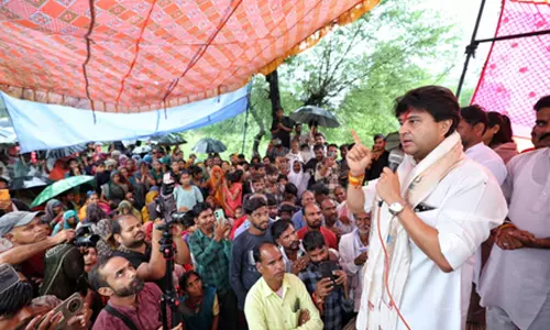 गुना में बाढ़ से हाहाकार, ज्योतिरादित्य सिंधिया ने हालात का लिया जायजा गुना में बाढ़ से हाहाकार, ज्योतिरादित्य सिंधिया ने हालात का लिया जायजा