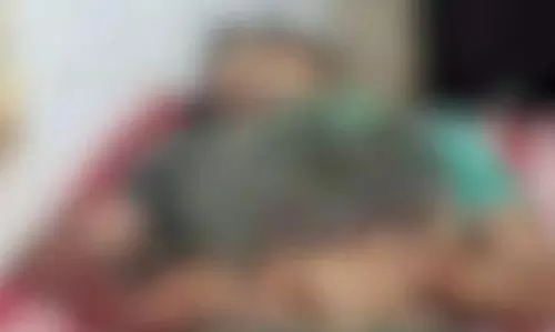 बुजुर्ग ने महिला और बच्चे को मारा चाकू, एक की मौत