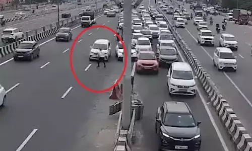 ट्रैफिक पुलिसकर्मी को कार ने रौंदा Video, हालत नाजुक