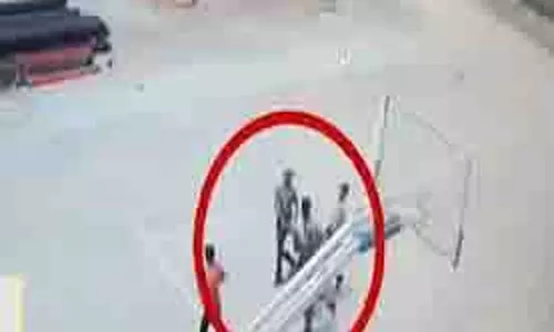 Punjab: खेलते-खेलते जमीन पर गिरा Student,School में भगदड़ Punjab: खेलते-खेलते जमीन पर गिरा Student,School में भगदड़