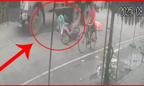 OMG! महिला की मौत का LIVE वीडियो, लोगों में भारी आक्रोश OMG! महिला की मौत का LIVE वीडियो, लोगों में भारी आक्रोश