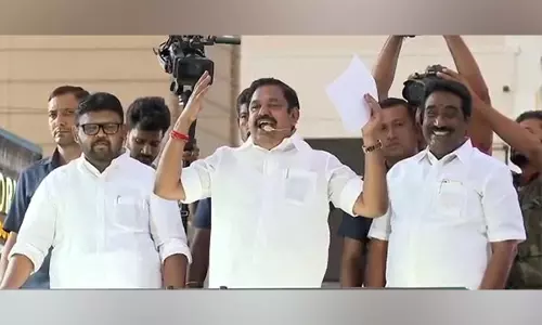 Tamil Nadu के एम्बुलेंस चालकों ने टिप्पणी को लेकर पलानीस्वामी के खिलाफ कार्रवाई की मांग की Tamil Nadu के एम्बुलेंस चालकों ने टिप्पणी को लेकर पलानीस्वामी के खिलाफ कार्रवाई की मांग की
