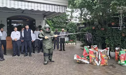 BDDS ने इंदौर में आगामी कार्यक्रमों से पहले सुरक्षा व्यवस्था की जांच के लिए होटल श्रीमाया में मॉक ड्रिल का आयोजन किया BDDS ने इंदौर में आगामी कार्यक्रमों से पहले सुरक्षा व्यवस्था की जांच के लिए होटल श्रीमाया में मॉक ड्रिल का आयोजन किया