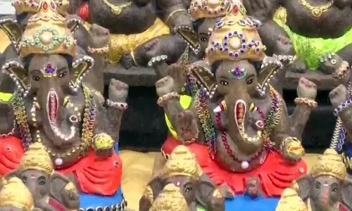 Gwalior: मिट्टी और गोबर से बनी गणेश प्रतिमाओं की बिक्री ग्वालियर में शुरू Gwalior: मिट्टी और गोबर से बनी गणेश प्रतिमाओं की बिक्री ग्वालियर में शुरू