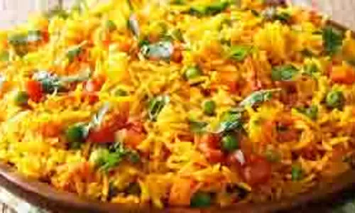 Poha Pulao Recipe: ढेर सारी सब्जियों के साथ बनाएं हेल्दी और फ्लेवरफुल पोहा पुलाव Poha Pulao Recipe: ढेर सारी सब्जियों के साथ बनाएं हेल्दी और फ्लेवरफुल पोहा पुलाव