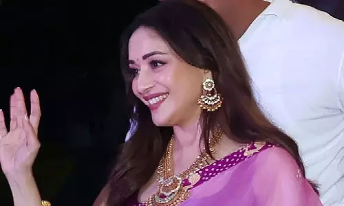 सदाबहार अभिनेत्री माधुरी दीक्षित ने Indore की भीड़ को मंत्रमुग्ध कर दिया सदाबहार अभिनेत्री माधुरी दीक्षित ने Indore की भीड़ को मंत्रमुग्ध कर दिया