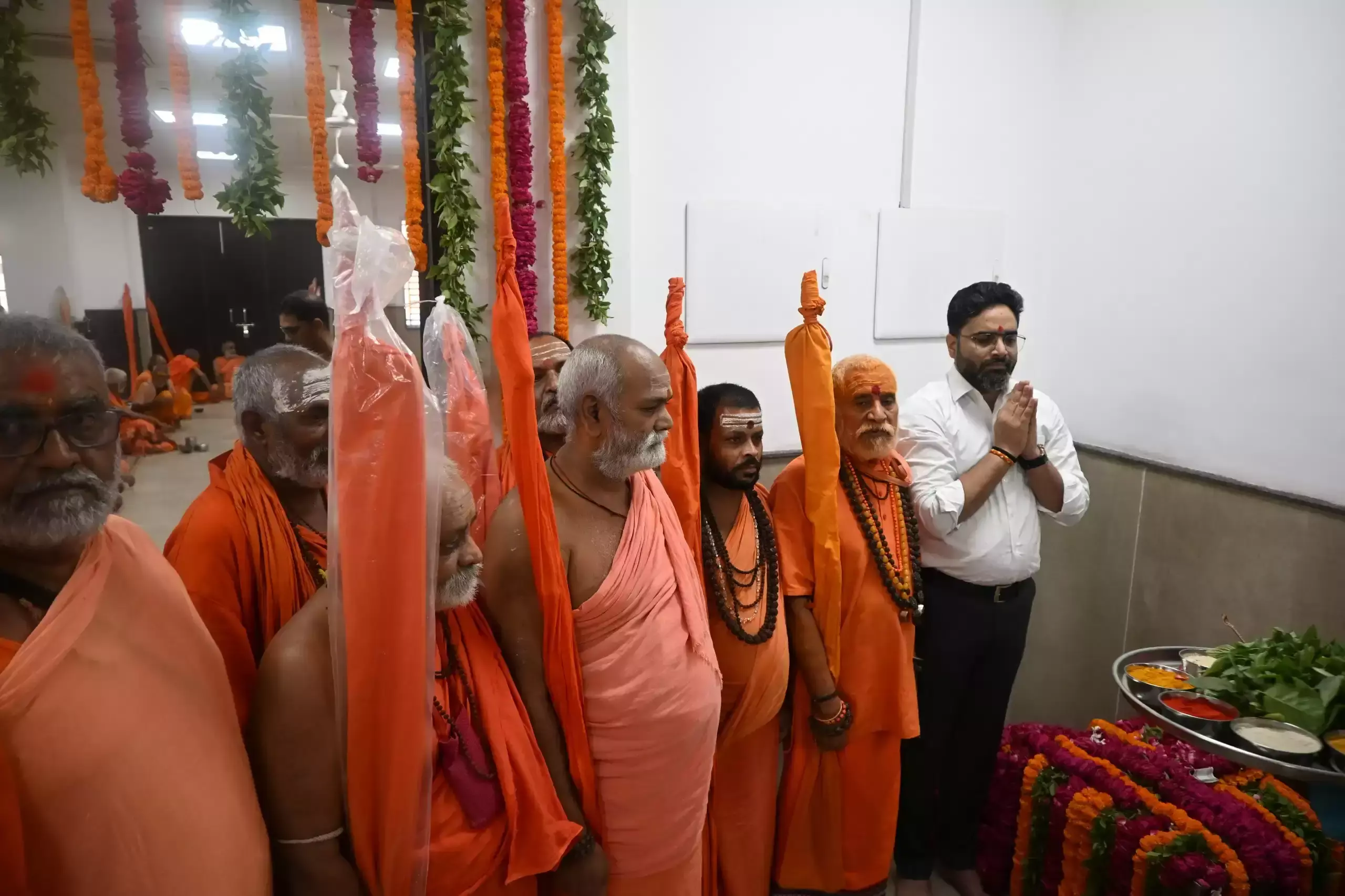 Varanasi: मंदिर न्यास ने दंडी सन्यासियों के लिए अन्नसेवा का शुभारंभ किया