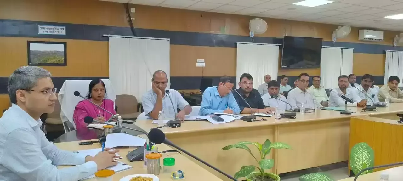 Fatehpur: व्यापारियों के हित में सरकार की योजनाओं का प्रचार-प्रसार करे प्रशासन: जिलाधिकारी