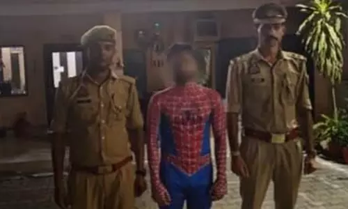 मेरठ में ऐतिहासिक घंटाघर पर चढ़कर वीडियो बनाने के लिए स्टंट करने वाला Spiderman गिरफ्तार मेरठ में ऐतिहासिक घंटाघर पर चढ़कर वीडियो बनाने के लिए स्टंट करने वाला Spiderman गिरफ्तार
