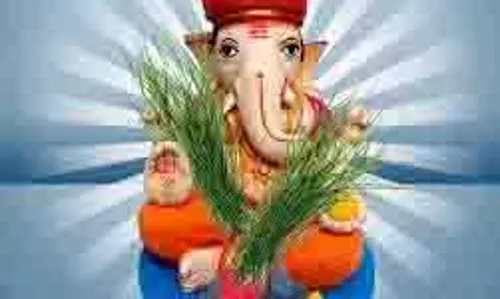 Ganesh Chaturthi 2025: भगवान गणेश को क्यों चढ़ाई जाती है दूर्वा Ganesh Chaturthi 2025: भगवान गणेश को क्यों चढ़ाई जाती है दूर्वा