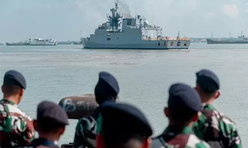 भारतीय नौसेना का जहाज कदमत्त इंडोनेशिया के सुरबाया बंदरगाह पर पहुंचा