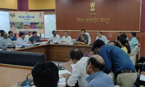 Jaipur: जिला कलेक्टर डॉ. जितेन्द्र कुमार सोनी ने की स्वास्थ्य योजनाओं की समीक्षा