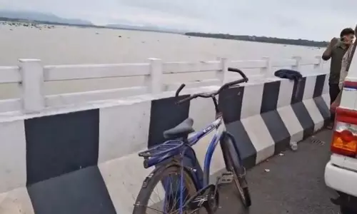 Sambalpur : महानदी में कूदने के बाद नौवीं कक्षा की लड़की लापता, बचाई गई Sambalpur : महानदी में कूदने के बाद नौवीं कक्षा की लड़की लापता, बचाई गई