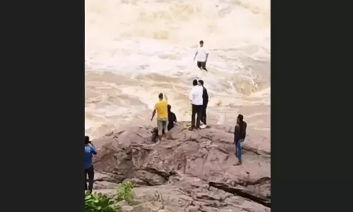 दुदुमा झरने पर रील बनाते समय यूट्यूबर बह गया; बचाव अभियान जारी दुदुमा झरने पर रील बनाते समय यूट्यूबर बह गया; बचाव अभियान जारी