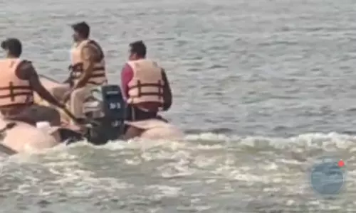 Mirzapur: बहती नदियों में फंसा ऑटो, महिला की जान गई