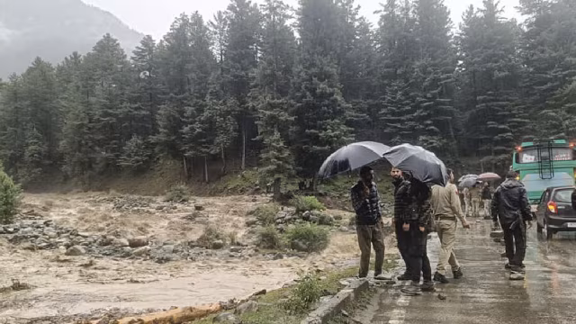 Jammu: भारी बारिश को देखते हुए जम्मू-कश्मीर प्रशासन ने अलर्ट जारी किया