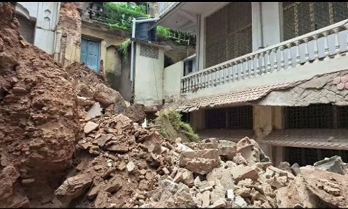 MP : छतरपुर में भारी बारिश के कारण 200 साल पुरानी इमारत ढह गई