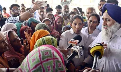 Sukhbir ने किन्नू उत्पादकों के लिए प्रति एकड़ एक लाख रुपये की राहत मांगी Sukhbir ने किन्नू उत्पादकों के लिए प्रति एकड़ एक लाख रुपये की राहत मांगी