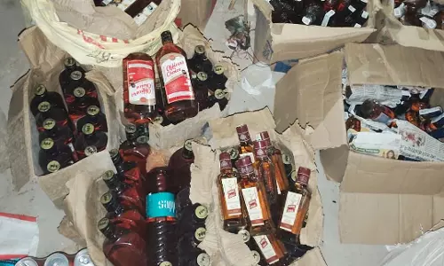 Ranchi: भारी मात्रा में नकली शराब व सामग्री के साथ 5 गिरफ्तार Ranchi: भारी मात्रा में नकली शराब व सामग्री के साथ 5 गिरफ्तार