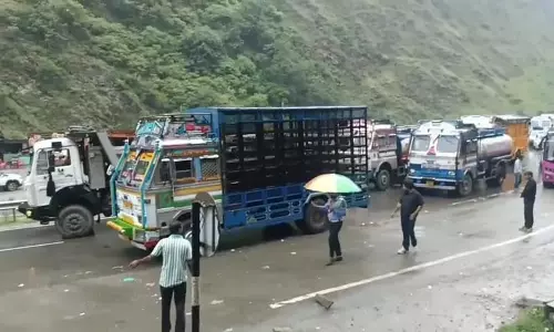 रामबन में भारी बारिश के बावजूद जम्मू-श्रीनगर हाईवे खुला रहा रामबन में भारी बारिश के बावजूद जम्मू-श्रीनगर हाईवे खुला रहा