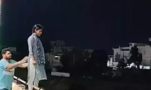 सुसाइड कर रही युवती को युवक ने बचाया, कूदने ही वाली थी पुल से