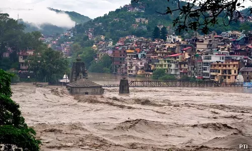 Chamba में मौसम का कहर: डलहौज़ी-चंबा मार्ग पर अचानक भारी बारिश Chamba में मौसम का कहर: डलहौज़ी-चंबा मार्ग पर अचानक भारी बारिश