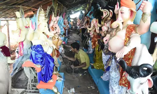 Chikkaballapura : गणेश के स्वागत की तैयारियां जोरों पर Chikkaballapura : गणेश के स्वागत की तैयारियां जोरों पर