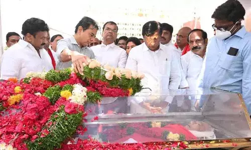 विभिन्न दलों के नेताओं ने भाकपा के वरिष्ठ नेता Suravaram Sudhakar Reddy को श्रद्धांजलि दी