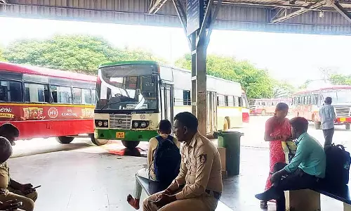 Karnataka : अधिकारियों ने मुलबागिलु शहर से हेब्बानी की ओर दो बसें भेजीं