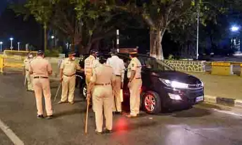 Kurla : 77 वर्षीय महिला से करोड़ों की धोखाधड़ी, पड़ोसियों पर शक Kurla : 77 वर्षीय महिला से करोड़ों की धोखाधड़ी, पड़ोसियों पर शक